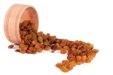 Beyaz arka plan üzerinde izole bir ahşap kase kuru üzüm