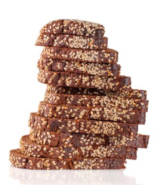 Beyaz arka plan üzerinde izole susam ile siyah ekmek dilimleri