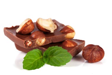 Beyaz arka plan üzerinde izole fındık ve nane yaprağı ile çikolata