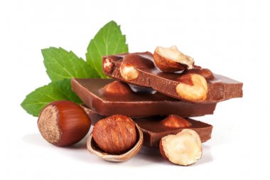 Beyaz arka plan üzerinde izole fındık ve nane yaprağı ile çikolata