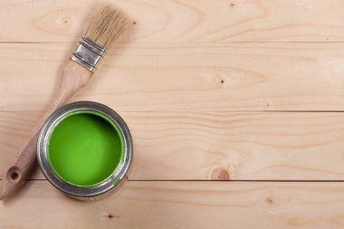 Onarım ve metniniz için kopya alanı ile ışık ahşap arka plan üzerinde fırça banka yeşil boya. Üstten Görünüm