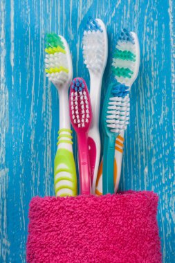 Mavi ahşap arka plan üzerinde diş fırçaları