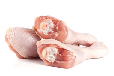 Beyaz arka plan üzerinde izole üç çiğ tavuk sopaları