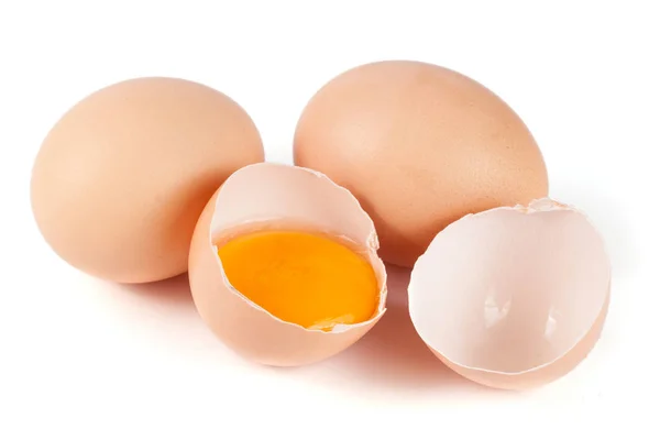 2 つの全卵と白い背景上に分離されて壊れた卵 — ストック写真