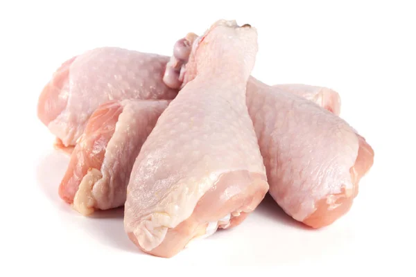 Cuatro muslos de pollo crudos aislados sobre fondo blanco — Foto de Stock