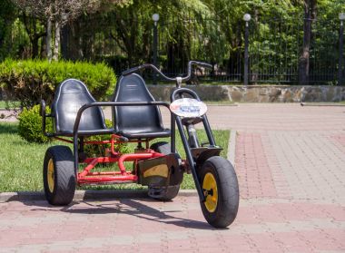 parkta duran velomobile turizm