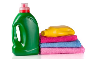 şişe çamaşır deterjanı ve beyaz arka plan üzerinde izole havlu ile saç kremi