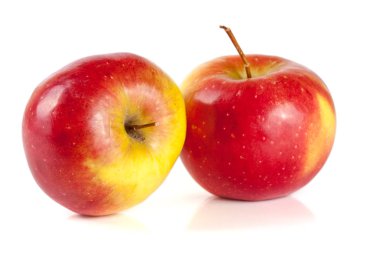 Beyaz arkaplanda izole edilmiş taze kırmızı elmalar