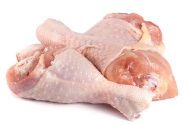 Beyaz arka plan üzerinde izole üç çiğ tavuk sopaları