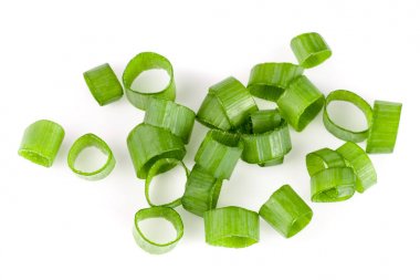 Beyaz arka planda izole edilmiş taze taze soğanlar. en üstteki görünüm