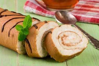 Bisküvi İsviçre rulo yeşil ahşap zemin üzerine