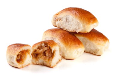 Beyaz arka plan üzerinde izole lahana ile dört ev yapımı börek