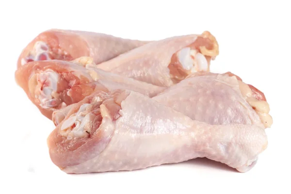 Czterech surowego kurczaka podudzia na białym tle — Zdjęcie stockowe