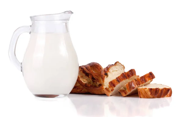 한 덩어리와 함께 우유 주전자 빵에 고립 된 흰색 배경 — 스톡 사진