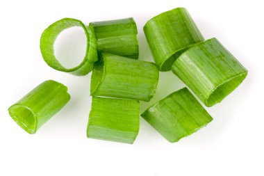 Beyaz arka planda izole edilmiş taze taze soğanlar. en üstteki görünüm