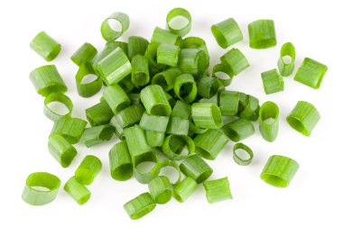 Beyaz arka planda izole edilmiş taze taze soğanlar. en üstteki görünüm