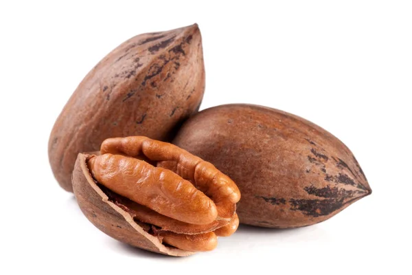 Tre noci di pecan isolate su fondo bianco — Foto Stock