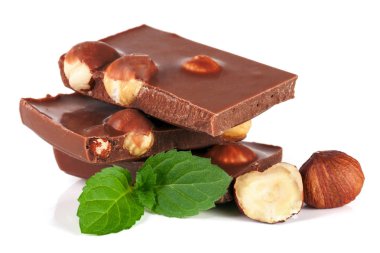 Beyaz arka plan üzerinde izole fındık ve nane yaprağı ile çikolata