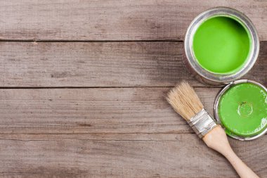 Onarım ve kopya alanı metniniz için eski ahşap zemin üzerine fırça banka yeşil boya. Üstten Görünüm