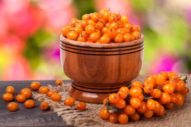 Deniz topalak meyveleri ile Bahçe arka plan bulanık tabloda ahşap bir kasede