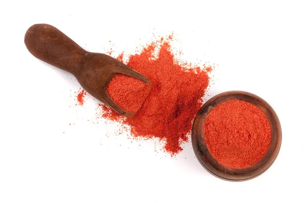 Fűszerpaprika egy fából készült tál egy gombóc elszigetelt fehér background. Szemközti nézet — Stock Fotó