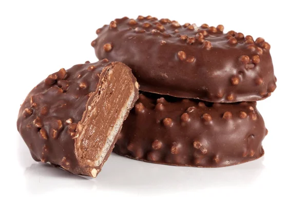 Caramelo de chocolate con relleno de crema aislado sobre fondo blanco —  Fotos de Stock