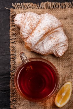 kruvasan ile çay Sim Tarih. Üstten Görünüm