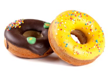 Beyaz arka plan üzerinde izole iki sırlı çörek