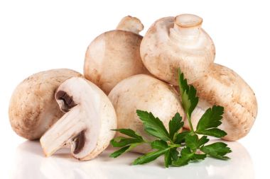Bir grup champignon mantar beyaz arka plan üzerinde izole yaprak maydanoz ile