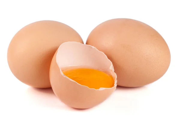 Dois ovos inteiros e ovos partidos isolados sobre fundo branco — Fotografia de Stock