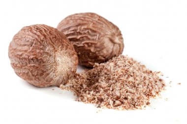 iki küçük hindistan cevizi ve beyaz arka plan üzerinde izole toz