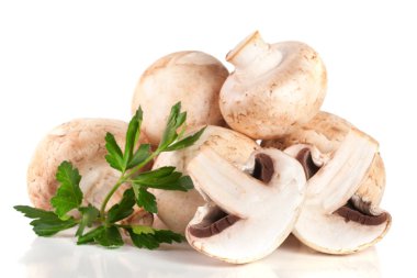 Bir grup champignon mantar beyaz arka plan üzerinde izole yaprak maydanoz ile