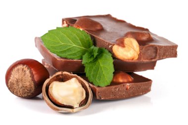 Beyaz arka plan üzerinde izole fındık ve nane yaprağı ile çikolata