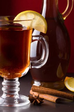 limon karanlık bir arka plan üzerinde mulled şarap