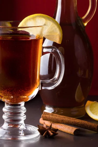 Glühwein mit Zitrone auf dunklem Hintergrund — Stockfoto