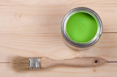 Onarım ve metniniz için kopya alanı ile ışık ahşap arka plan üzerinde fırça banka yeşil boya. Üstten Görünüm
