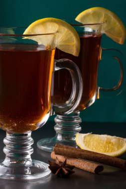 limon karanlık bir arka plan üzerinde mulled şarap