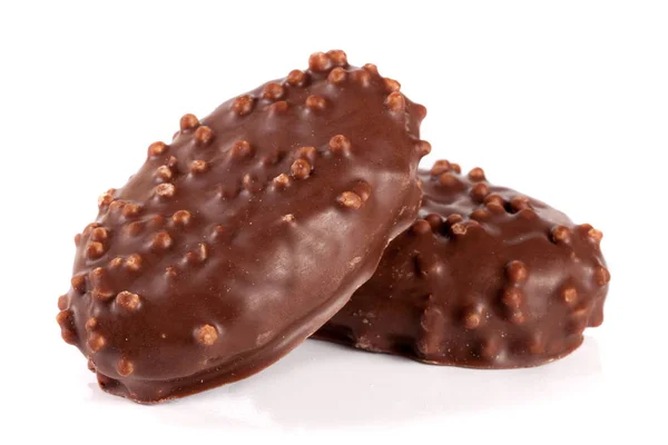 Dos caramelos de chocolate aislados sobre fondo blanco —  Fotos de Stock