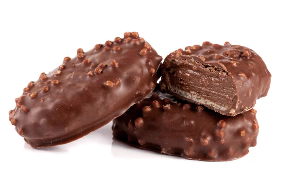 Καραμέλα με σοκολάτα με γέμιση κρέμα που απομονώνονται σε λευκό φόντο — Φωτογραφία Αρχείου