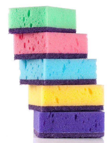 Разноцветные губки для мытья посуды изолированы на белом фоне — стоковое фото