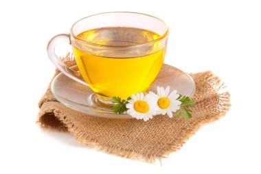 Beyaz arka plan üzerinde izole çul üzerinde taze papatya çiçeği ile bitkisel çay