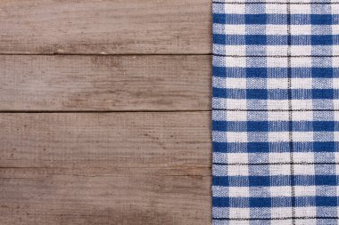 metniniz için kopya alanı ile eski ahşap masa mavi kareli masa örtüsü. Üstten Görünüm