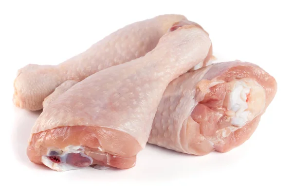 Trzy surowego kurczaka podudzia na białym tle — Zdjęcie stockowe