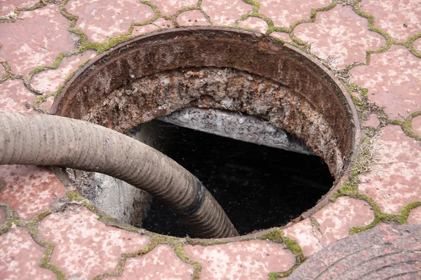 Kanalizasyon drenaj delikten pompa