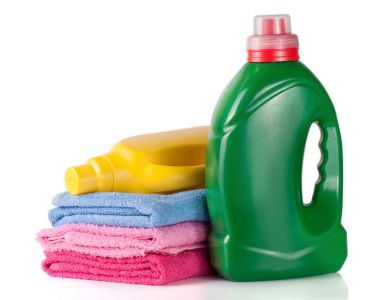 şişe çamaşır deterjanı ve saç kremi veya yumuşatıcı beyaz arka plan üzerinde izole havlu ile