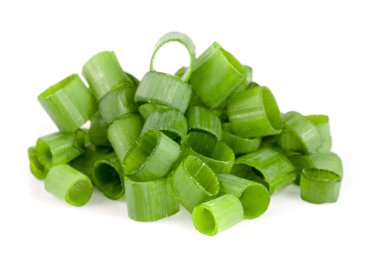 Beyaz arka planda izole edilmiş taze taze soğanlar.