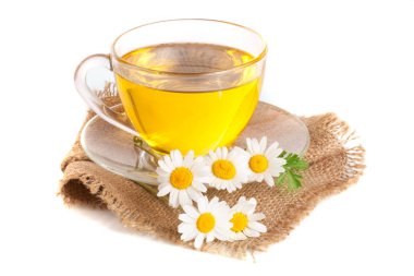 Beyaz arka plan üzerinde izole çul üzerinde taze papatya çiçeği ile bitkisel çay