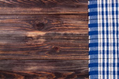 kopya alanı metni siyah ahşap tablo mavi kareli masa örtüsü. Üstten Görünüm