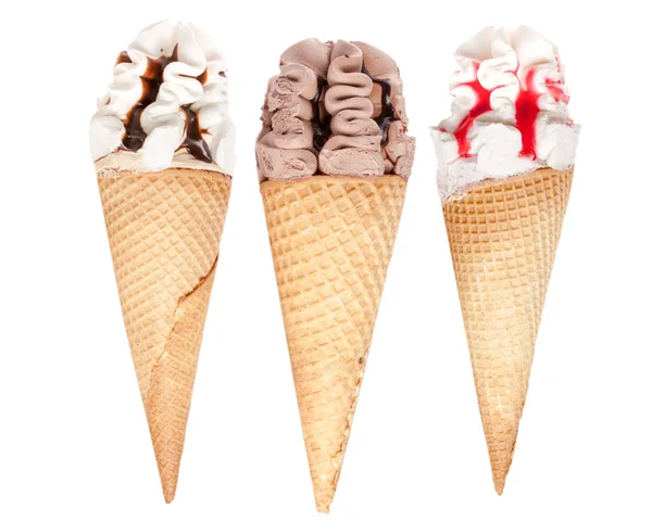 Различные виды мороженого в вафлях на белом фоне — стоковое фото