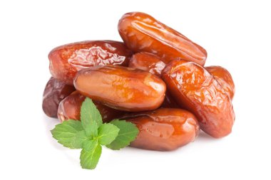 Tarihleri ile nane yaprakları üzerinde izole beyaz arka plan